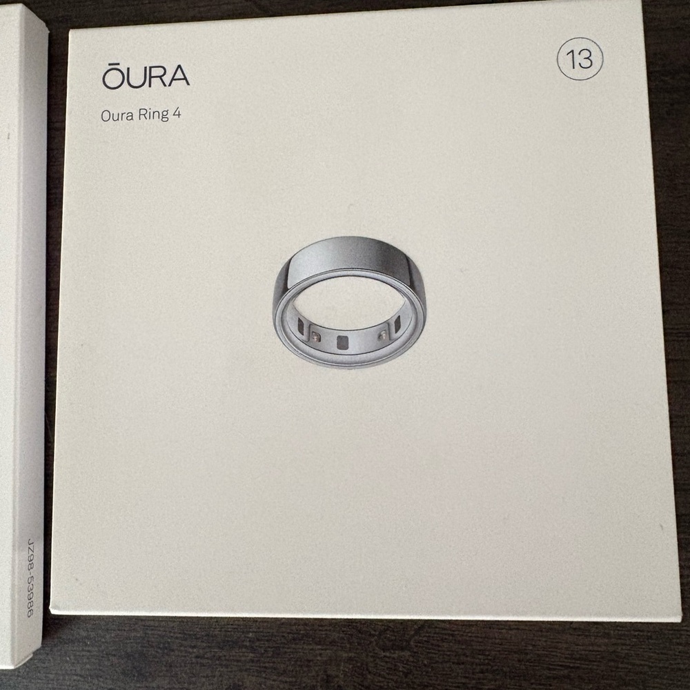 Oura Ring 4 in Shiny Silver